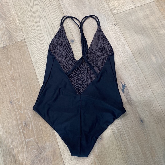 ACACAIA Fullpiece in Black with criss cross braided back - Picture 4 of 5